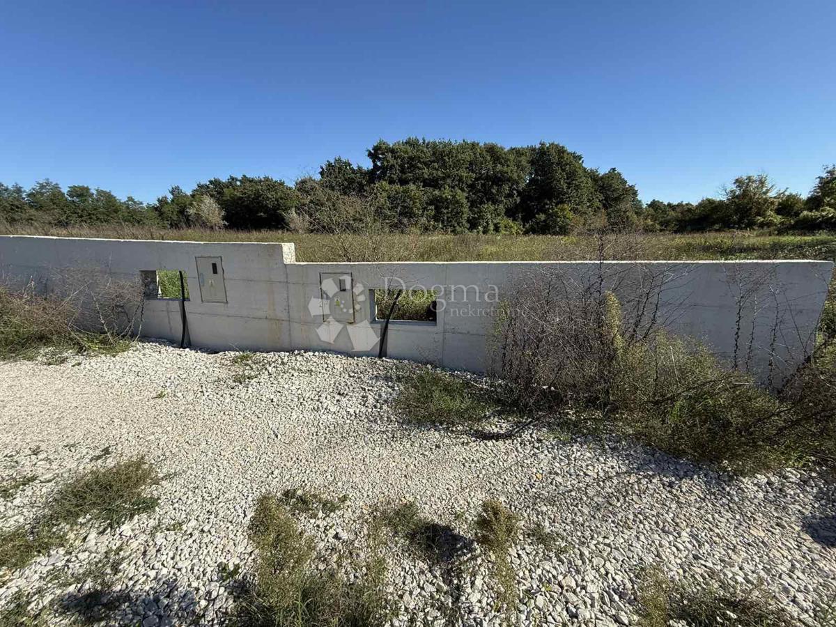 Terreno edificabile con permesso di costruire valido per la costruzione di una casa unifamiliare e piscina