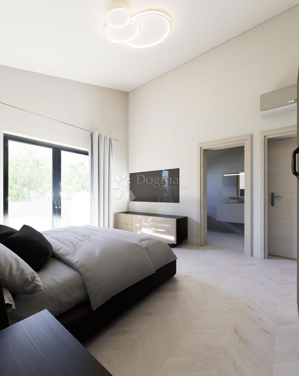 Terreno edificabile con permesso di costruire valido per la costruzione di una casa unifamiliare e piscina