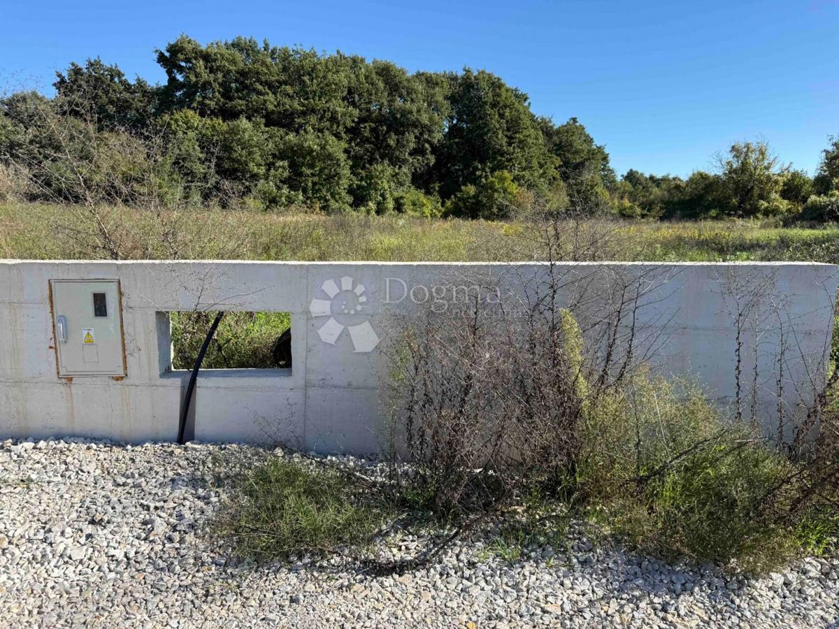 Terreno edificabile con permesso di costruire valido per la costruzione di una casa unifamiliare e piscina