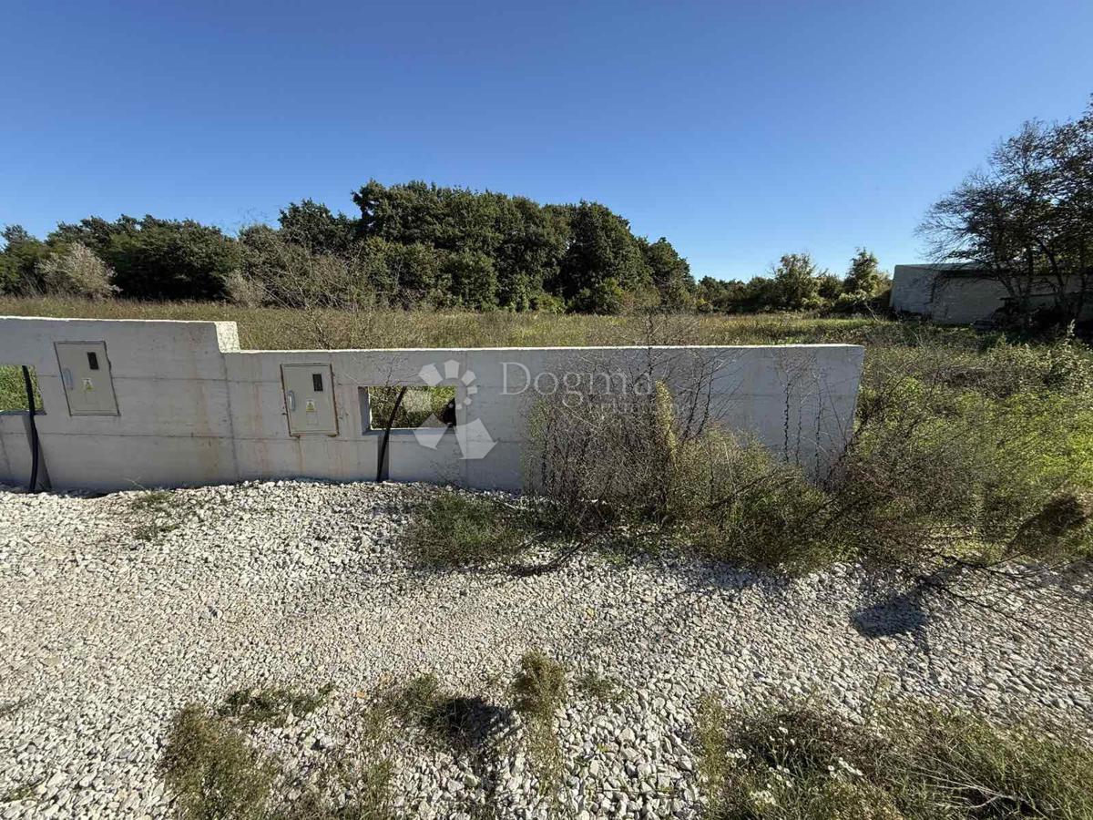 Terreno edificabile con permesso di costruire valido per la costruzione di una casa unifamiliare e piscina