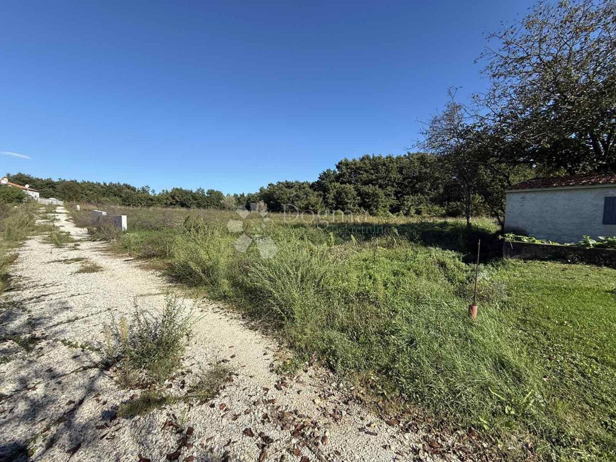 Terreno edificabile con permesso di costruire valido per la costruzione di una casa unifamiliare e piscina