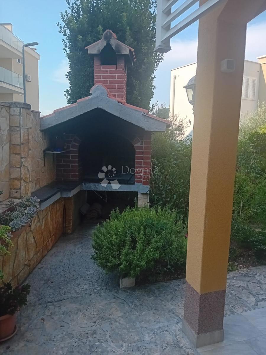 IN VENDITA – AMPIA CASA CON APPARTAMENTI, VISTA MARE E ATTIVITÀ TURISTICA AVVIATA (353 m²) – OKRUG GORNJI