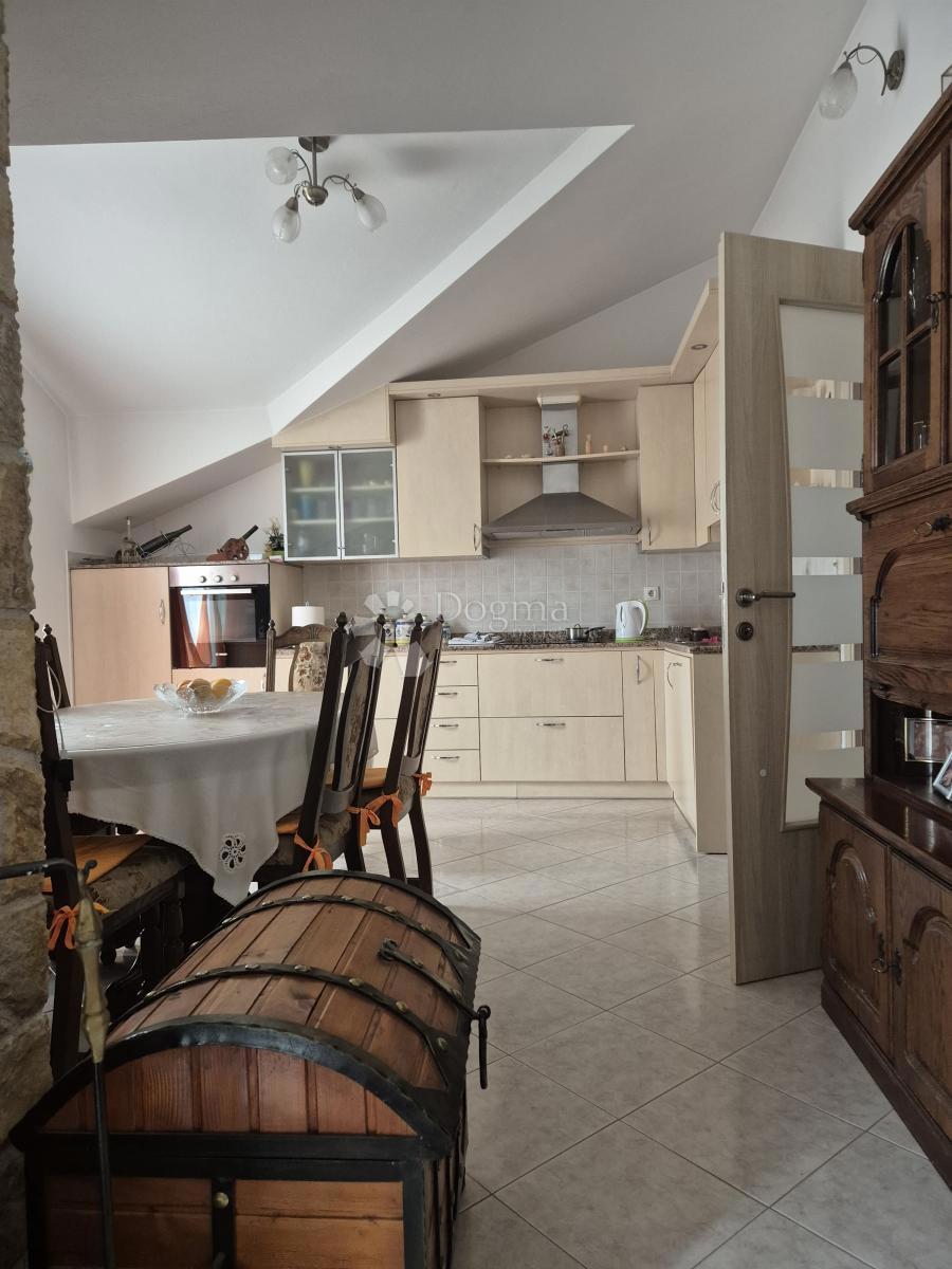 IN VENDITA – AMPIA CASA CON APPARTAMENTI, VISTA MARE E ATTIVITÀ TURISTICA AVVIATA (353 m²) – OKRUG GORNJI