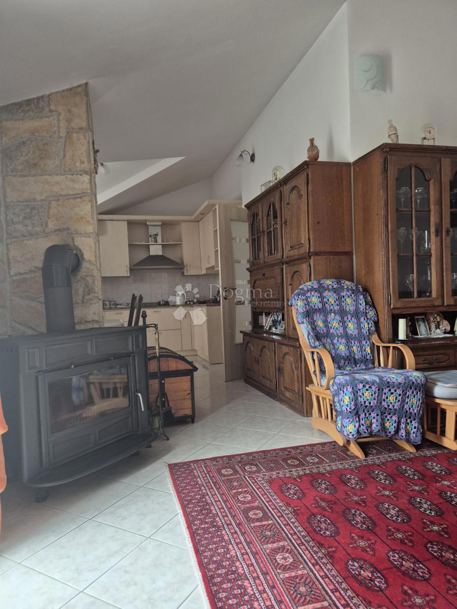 IN VENDITA – AMPIA CASA CON APPARTAMENTI, VISTA MARE E ATTIVITÀ TURISTICA AVVIATA (353 m²) – OKRUG GORNJI