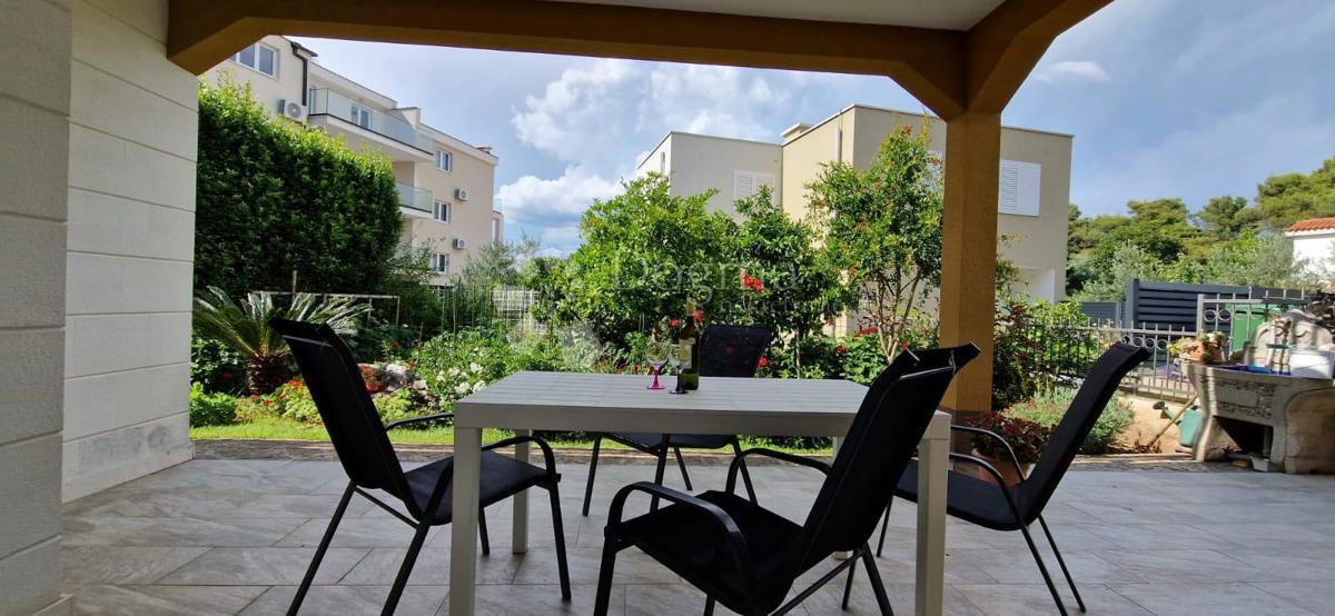 IN VENDITA – AMPIA CASA CON APPARTAMENTI, VISTA MARE E ATTIVITÀ TURISTICA AVVIATA (353 m²) – OKRUG GORNJI