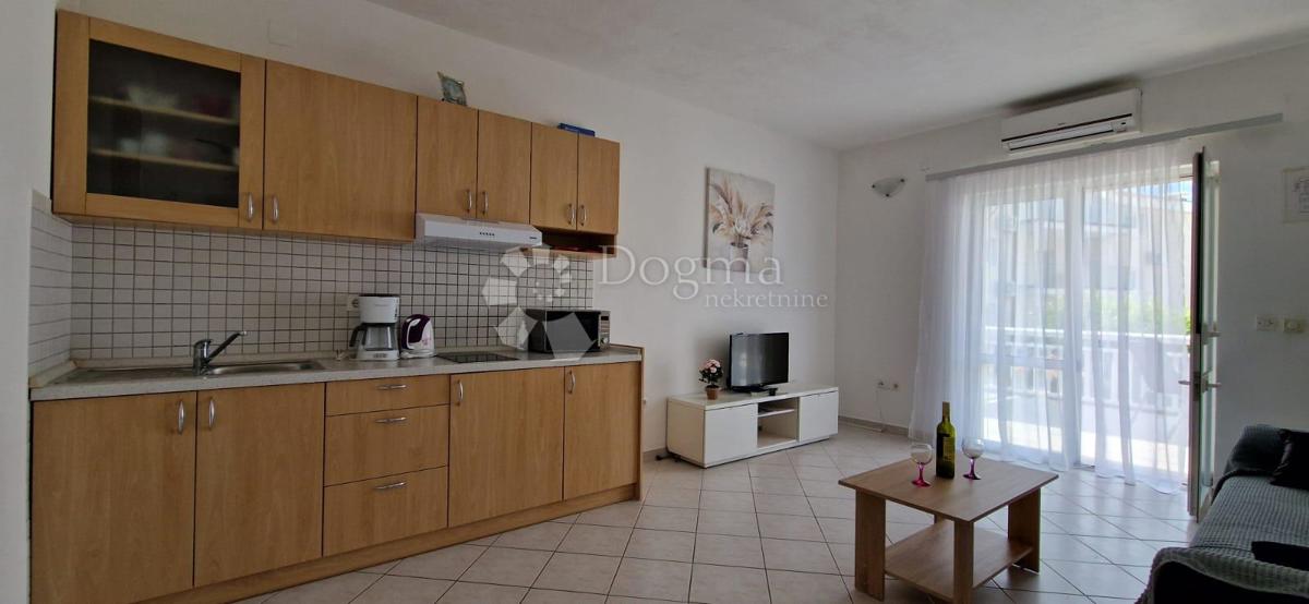 IN VENDITA – AMPIA CASA CON APPARTAMENTI, VISTA MARE E ATTIVITÀ TURISTICA AVVIATA (353 m²) – OKRUG GORNJI