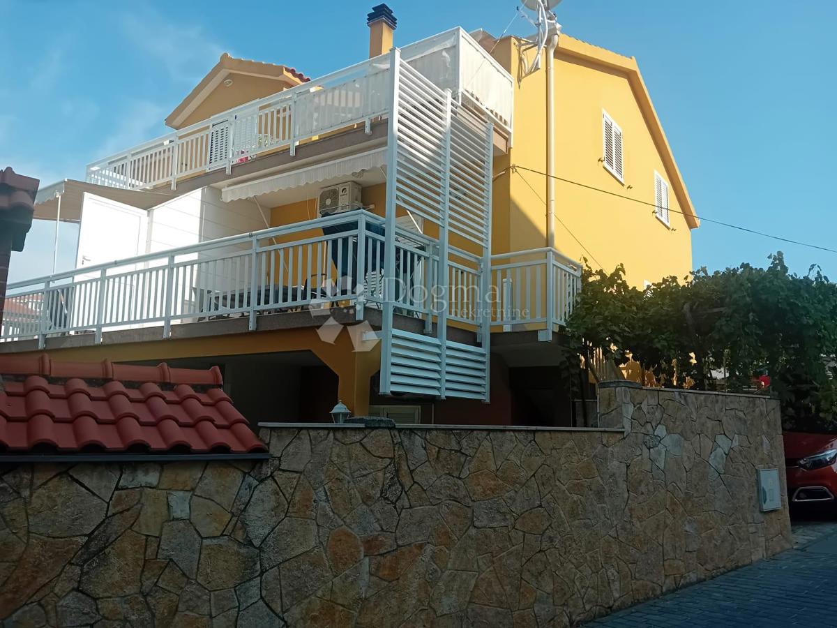 IN VENDITA – AMPIA CASA CON APPARTAMENTI, VISTA MARE E ATTIVITÀ TURISTICA AVVIATA (353 m²) – OKRUG GORNJI