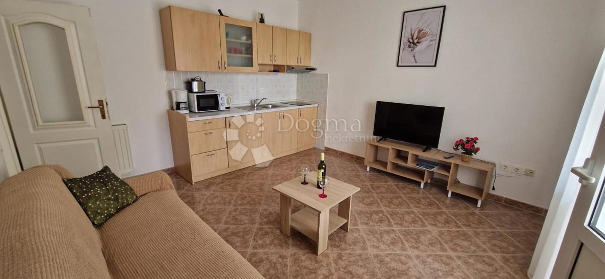 IN VENDITA – AMPIA CASA CON APPARTAMENTI, VISTA MARE E ATTIVITÀ TURISTICA AVVIATA (353 m²) – OKRUG GORNJI