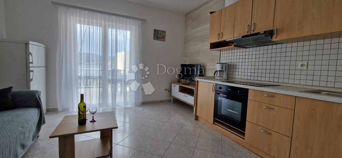 IN VENDITA – AMPIA CASA CON APPARTAMENTI, VISTA MARE E ATTIVITÀ TURISTICA AVVIATA (353 m²) – OKRUG GORNJI