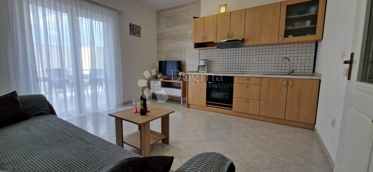 IN VENDITA – AMPIA CASA CON APPARTAMENTI, VISTA MARE E ATTIVITÀ TURISTICA AVVIATA (353 m²) – OKRUG GORNJI
