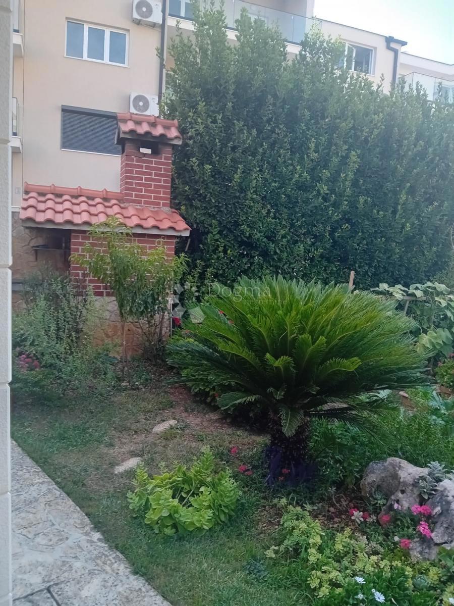 IN VENDITA – AMPIA CASA CON APPARTAMENTI, VISTA MARE E ATTIVITÀ TURISTICA AVVIATA (353 m²) – OKRUG GORNJI