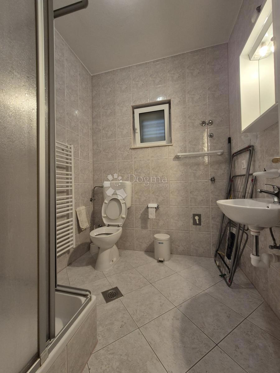 IN VENDITA – AMPIA CASA CON APPARTAMENTI, VISTA MARE E ATTIVITÀ TURISTICA AVVIATA (353 m²) – OKRUG GORNJI