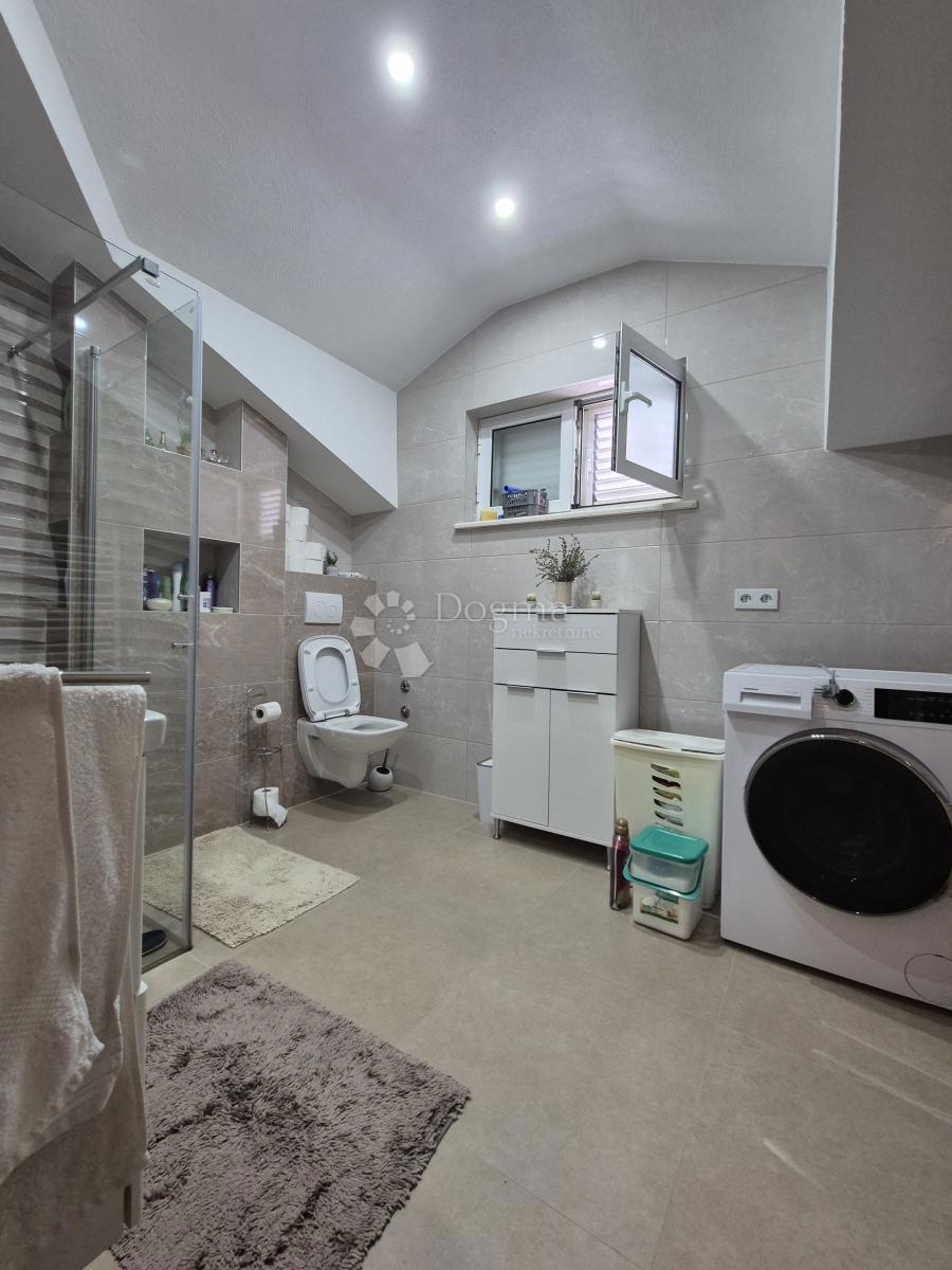 IN VENDITA – AMPIA CASA CON APPARTAMENTI, VISTA MARE E ATTIVITÀ TURISTICA AVVIATA (353 m²) – OKRUG GORNJI