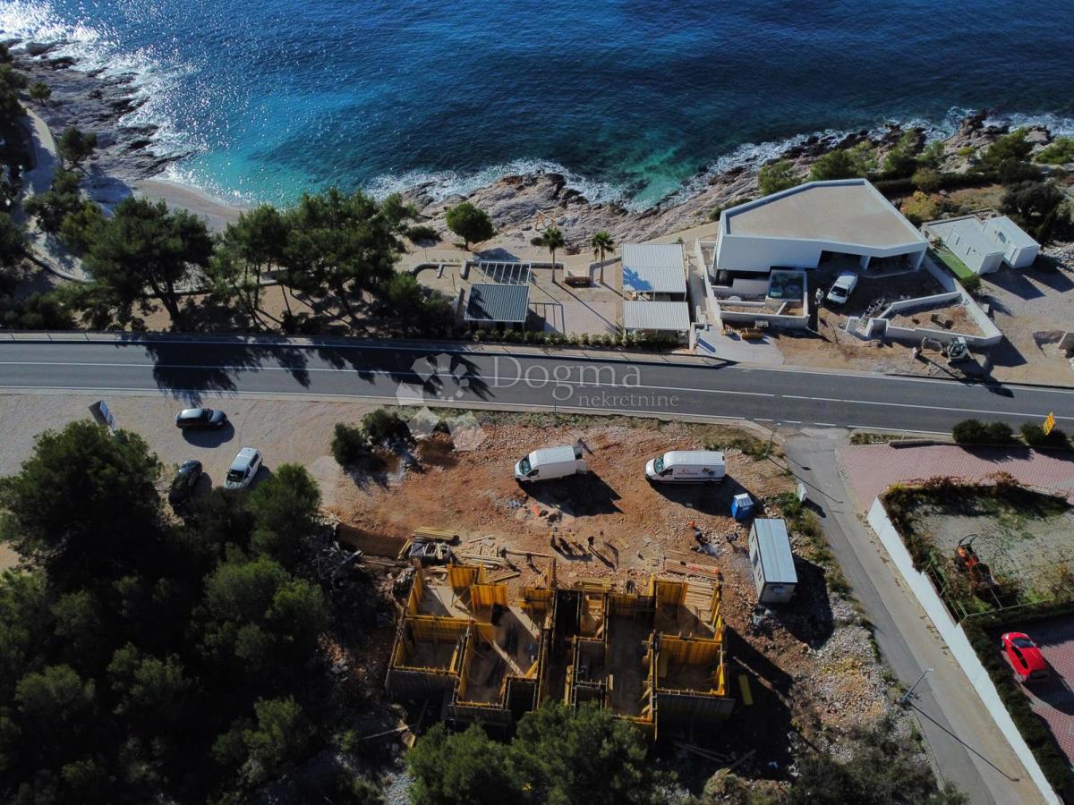 PRIMOŠTEN - PIANO TERRA PRIMA FILA SUL MARE