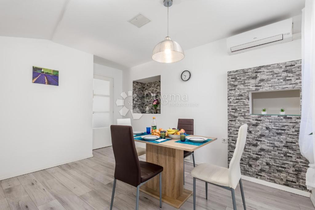 Allogio Centar, Rijeka, 72,77m2