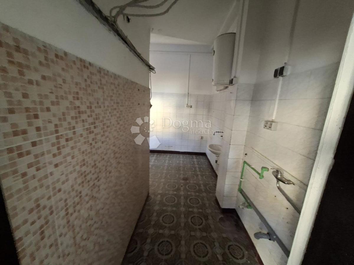 Locale commerciale Centar, Sisak, 133m2