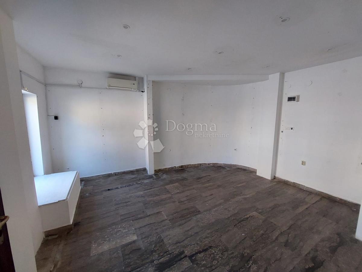 Locale commerciale Centar, Sisak, 133m2