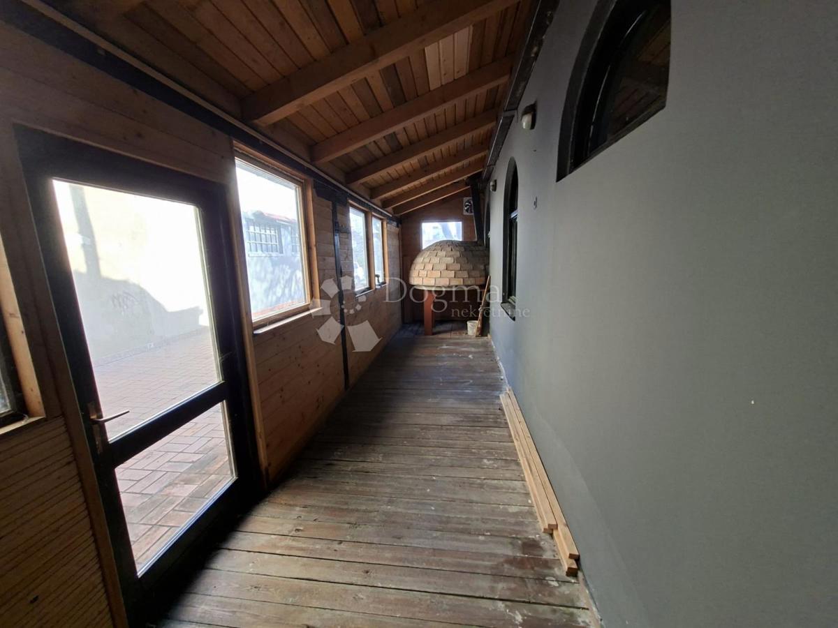 Locale commerciale Centar, Sisak, 133m2