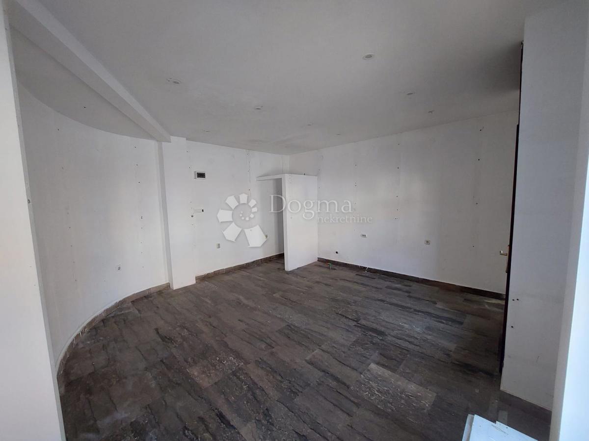 Locale commerciale Centar, Sisak, 133m2