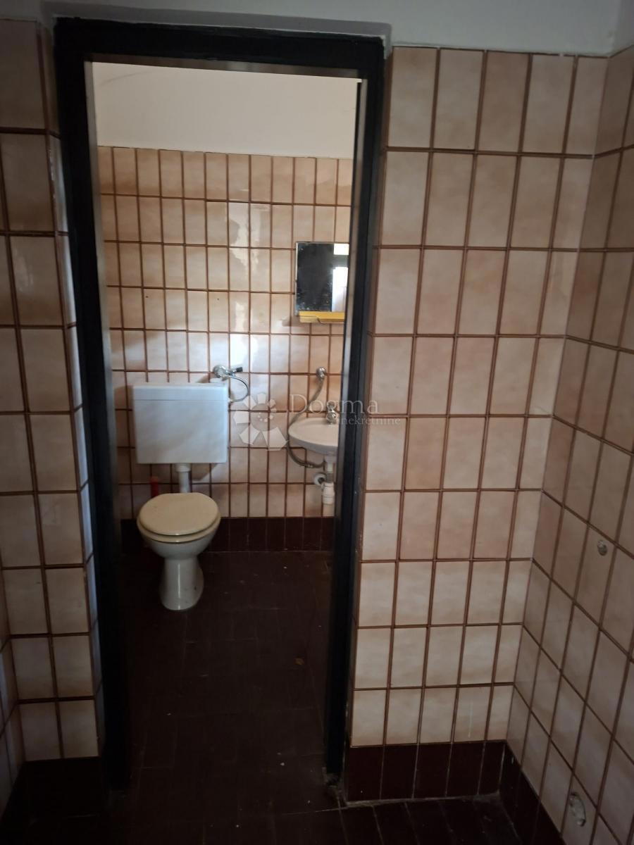 Locale commerciale Centar, Sisak, 133m2