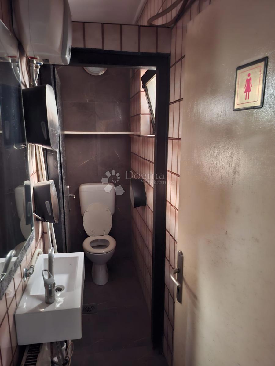 Locale commerciale Centar, Sisak, 133m2