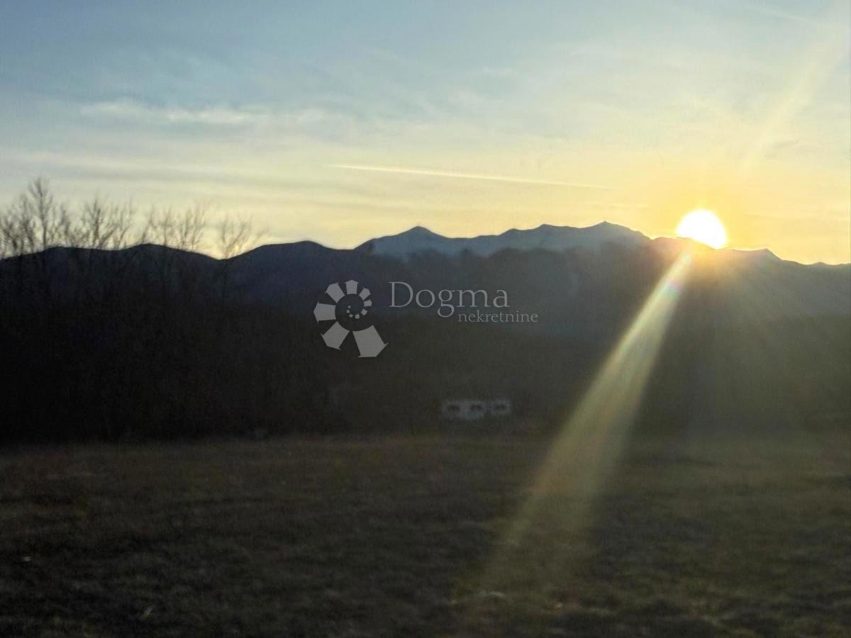 Terreno edificabile Lovinac, 5.280m2