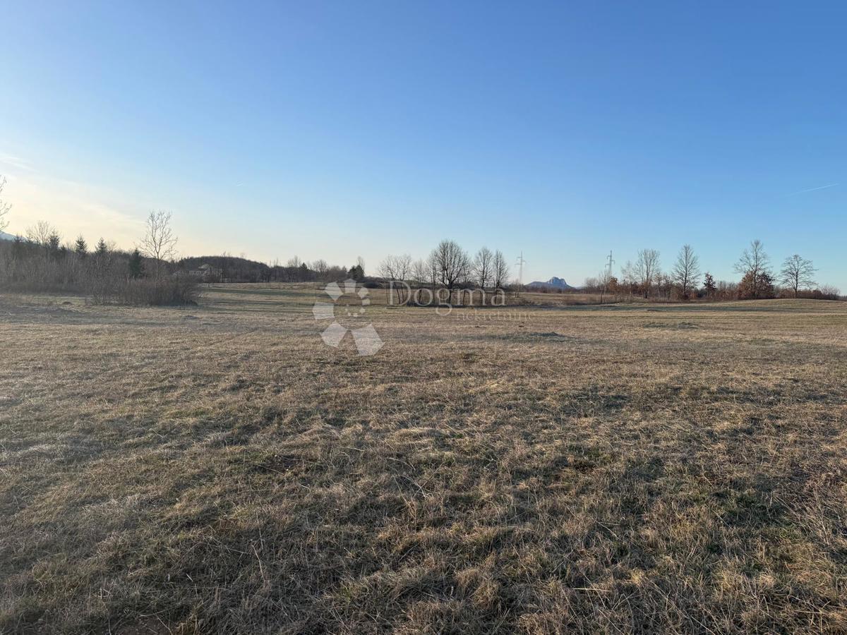 Terreno edificabile Lovinac, 5.280m2