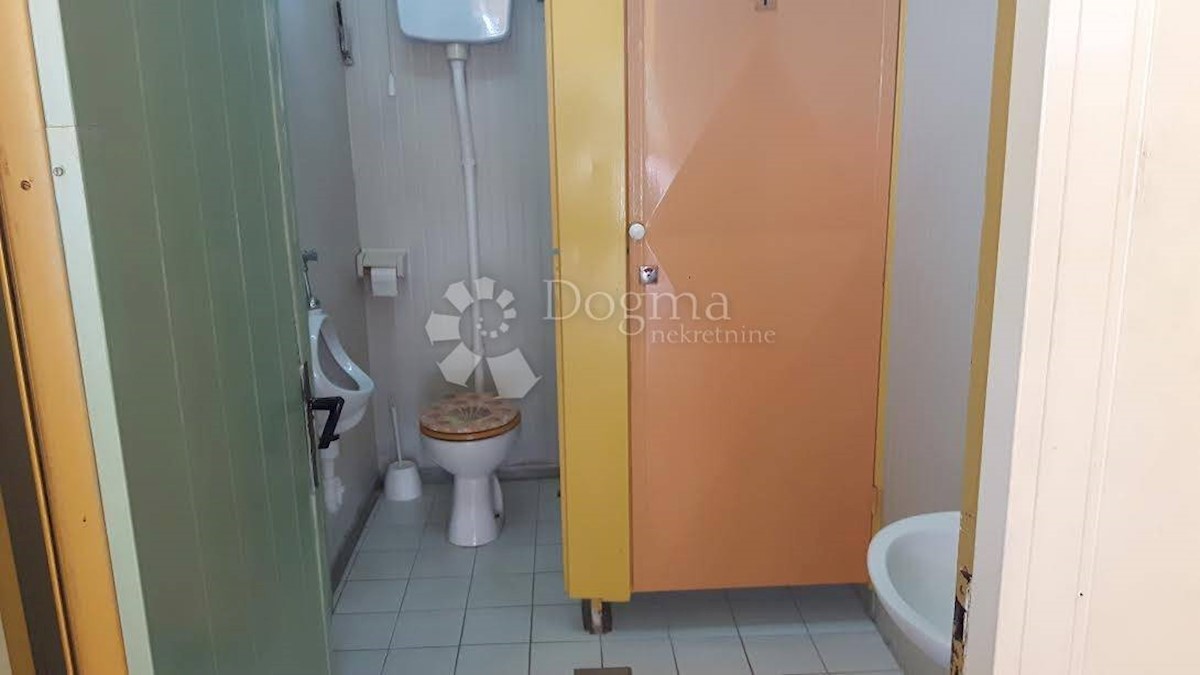 Locale commerciale Potpićan, Kršan, 72m2