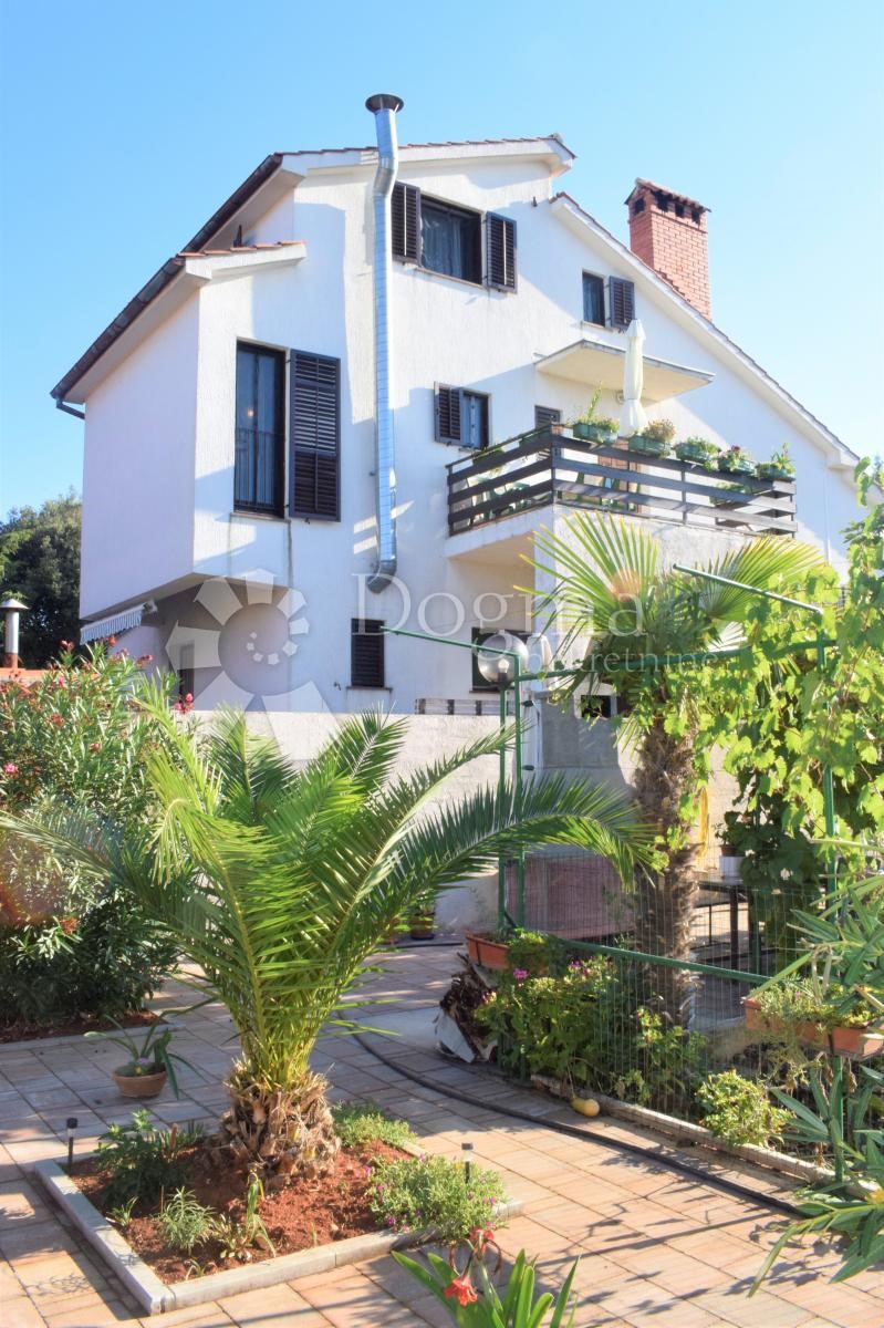 CASA CON VISTA MARE E UFFICI AL PIANO TERRA