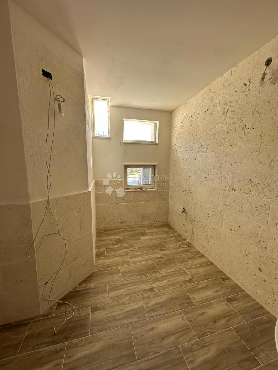 Locale commerciale Strožanac, Podstrana, 82,60m2