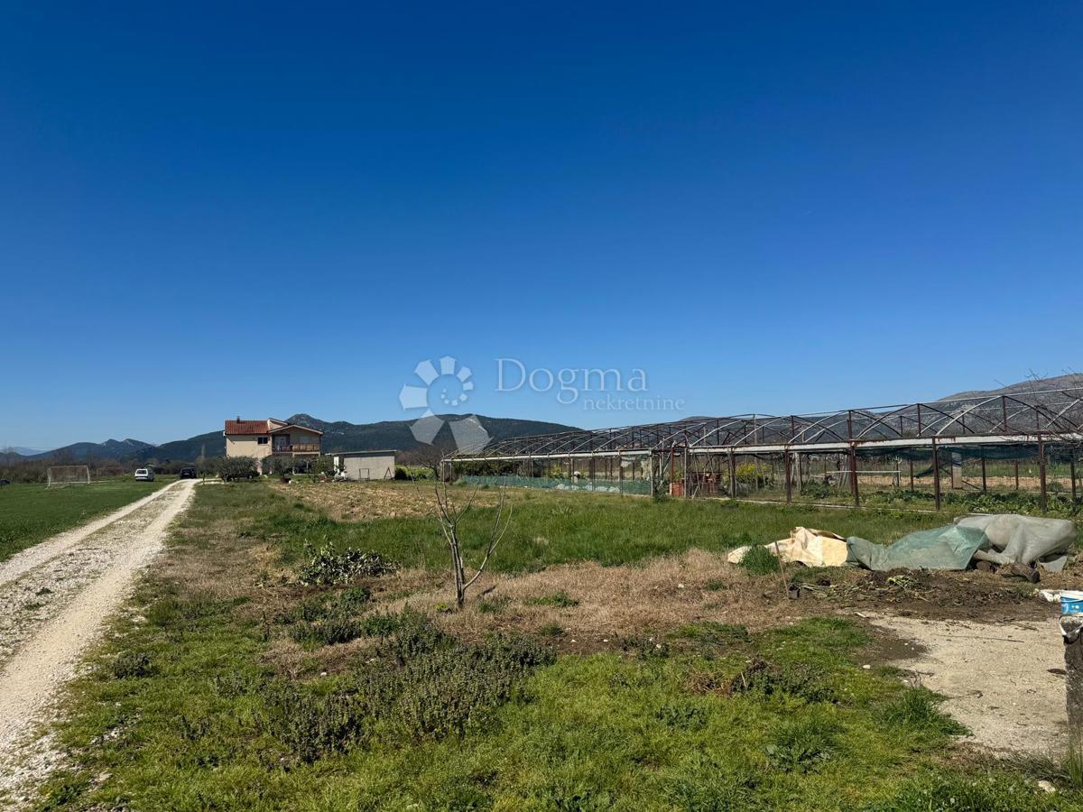 Terreno Metković, 810m2