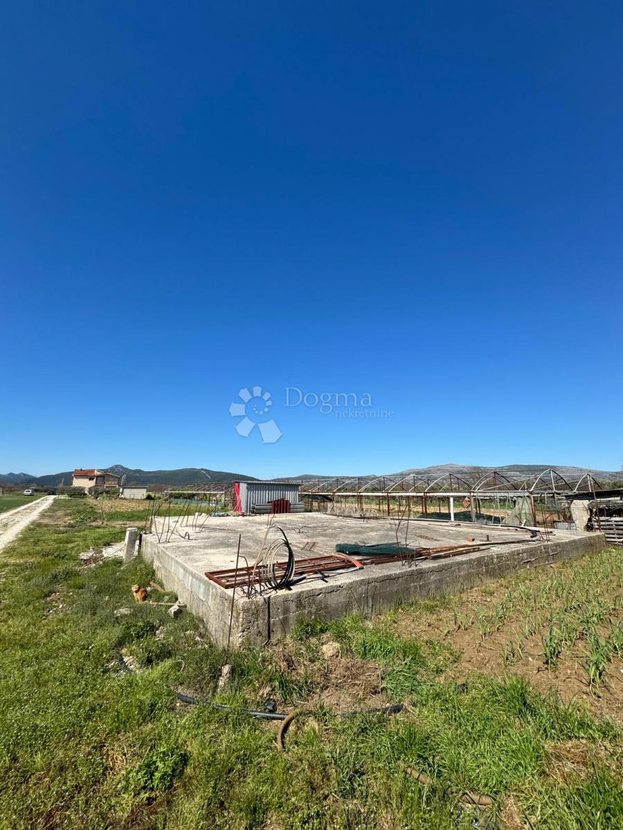 Terreno Metković, 810m2