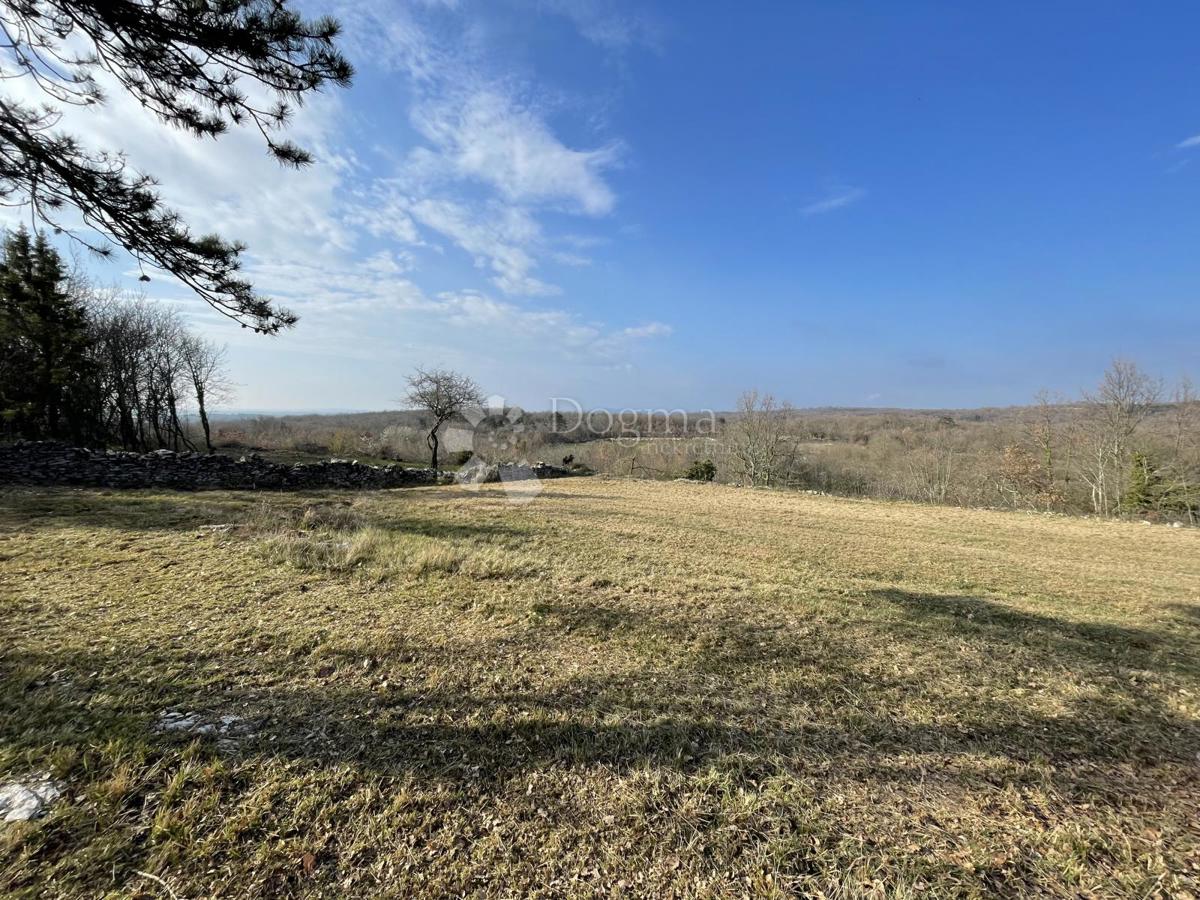 TERRENO CON BELLA VISTA IN PACE E TRANQUILLITÀ