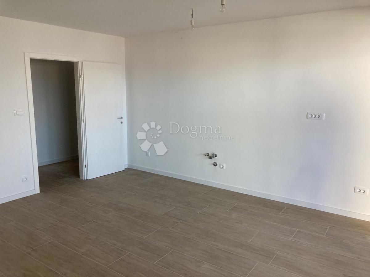 ÚJ ÉPÜLETŰ SEGET DONJI, HÁROM HÁLÓSZOBÁS LAKÁS – 150 M-RE A TENGERTŐL!!