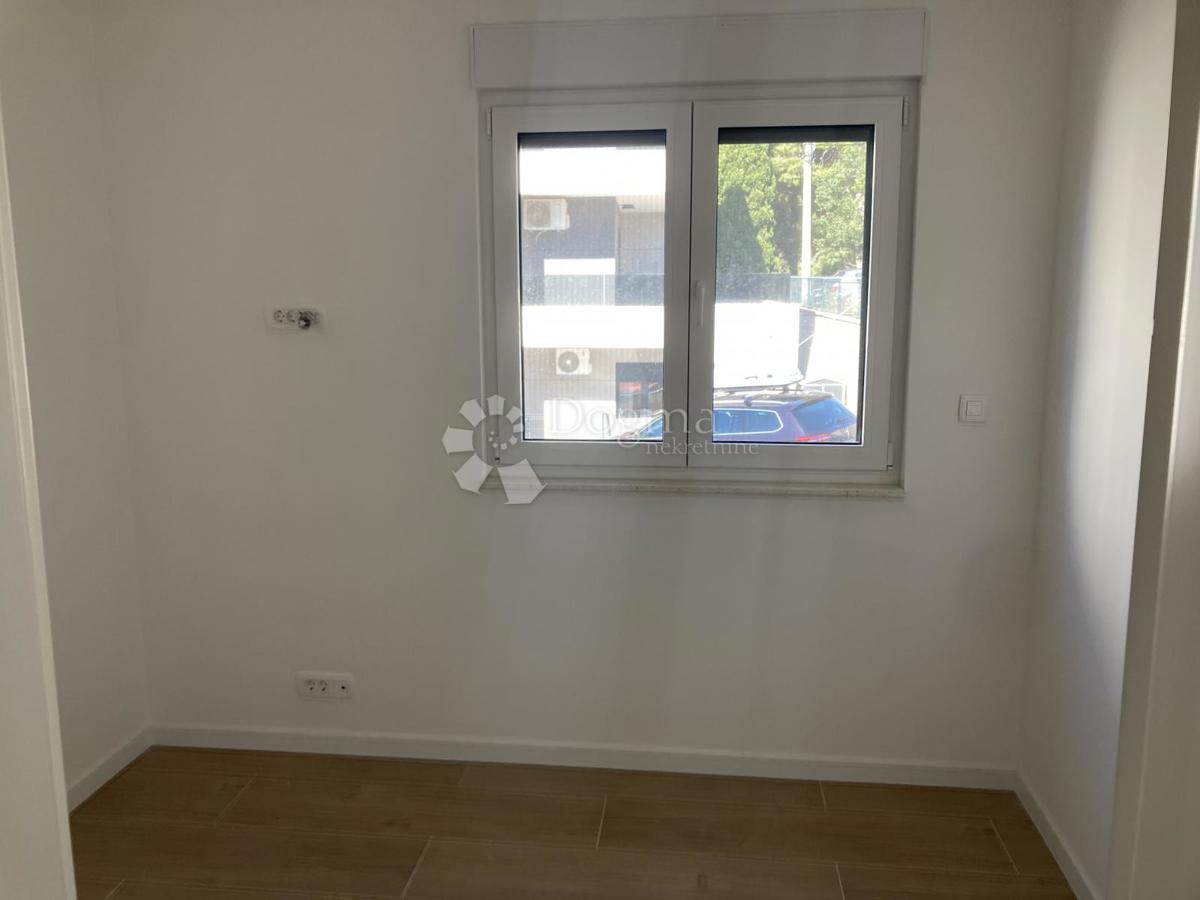 ÚJ ÉPÜLETŰ SEGET DONJI, HÁROM HÁLÓSZOBÁS LAKÁS – 150 M-RE A TENGERTŐL!!