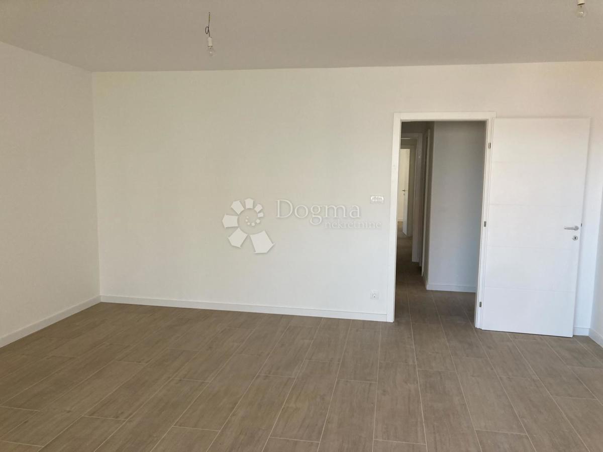 ÚJ ÉPÜLETŰ SEGET DONJI, HÁROM HÁLÓSZOBÁS LAKÁS – 150 M-RE A TENGERTŐL!!