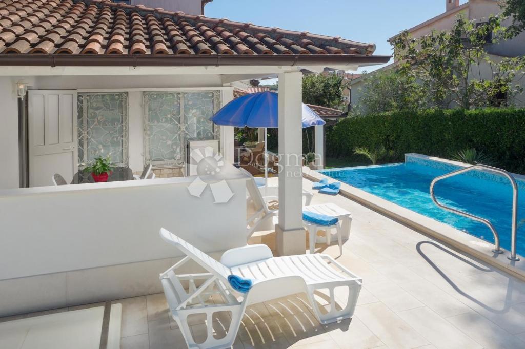 CASA DI LUSSO CON PISCINA A SOLI 300 M DAL MARE