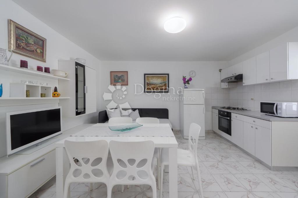CASA DI LUSSO CON PISCINA A SOLI 300 M DAL MARE