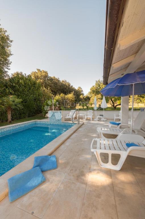 CASA DI LUSSO CON PISCINA A SOLI 300 M DAL MARE