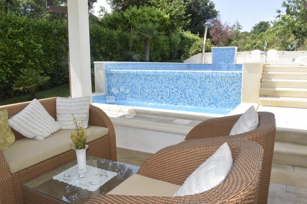 CASA DI LUSSO CON PISCINA A SOLI 300 M DAL MARE