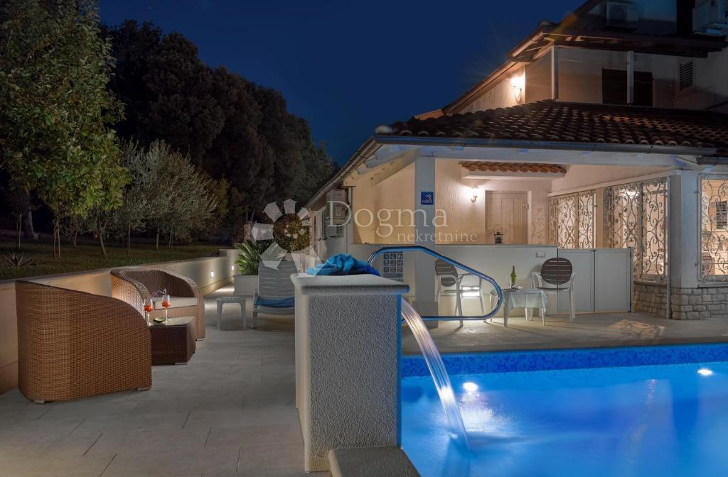 CASA DI LUSSO CON PISCINA A SOLI 300 M DAL MARE