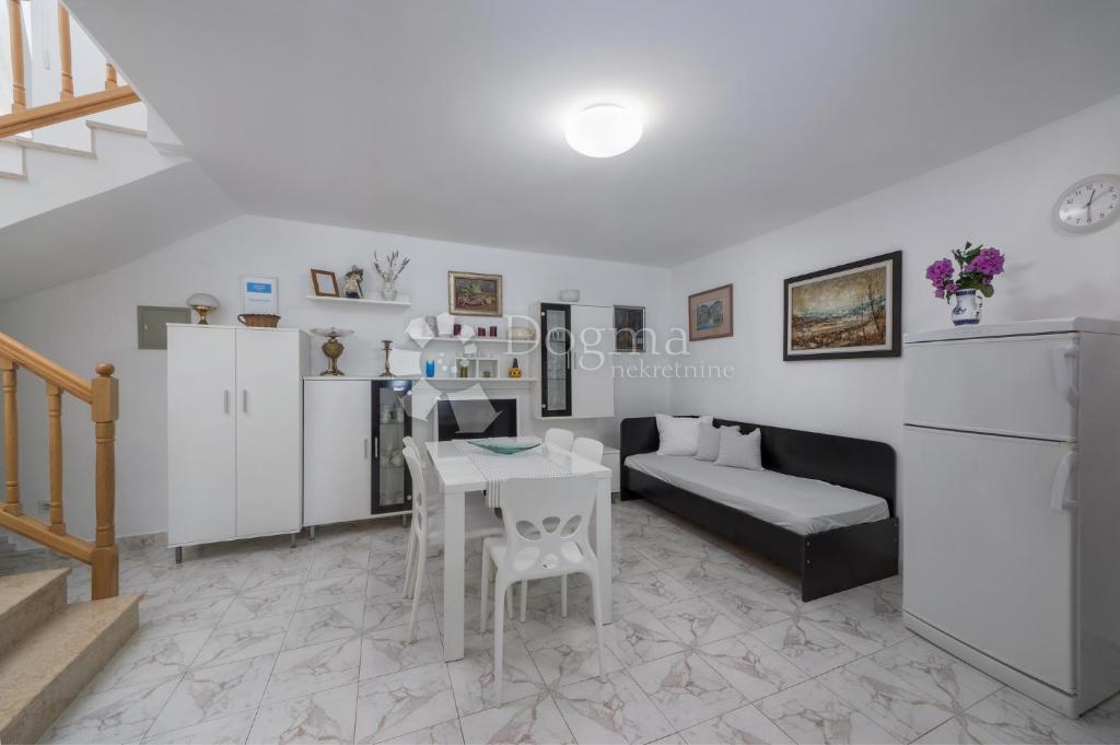 CASA DI LUSSO CON PISCINA A SOLI 300 M DAL MARE