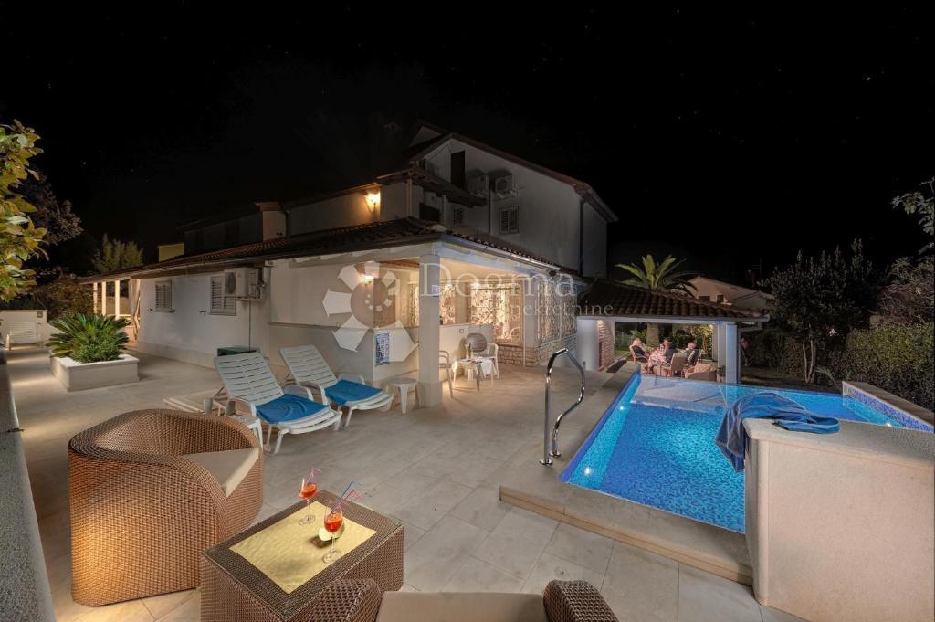CASA DI LUSSO CON PISCINA A SOLI 300 M DAL MARE