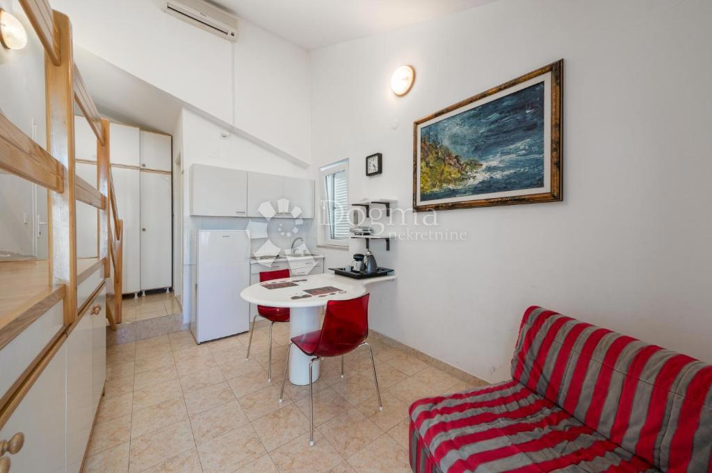 CASA DI LUSSO CON PISCINA A SOLI 300 M DAL MARE