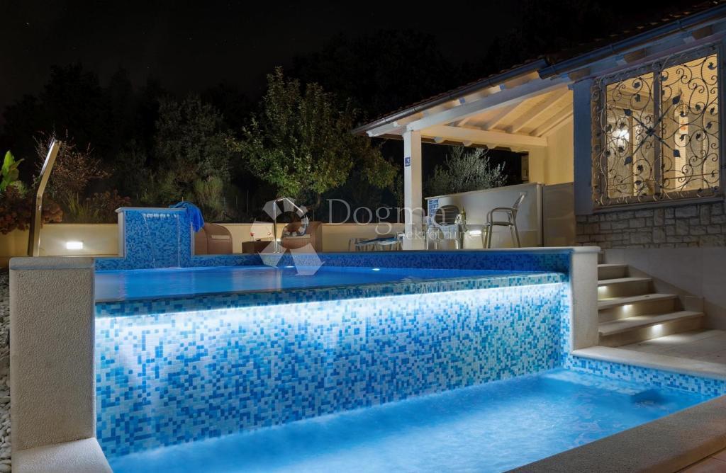 CASA DI LUSSO CON PISCINA A SOLI 300 M DAL MARE