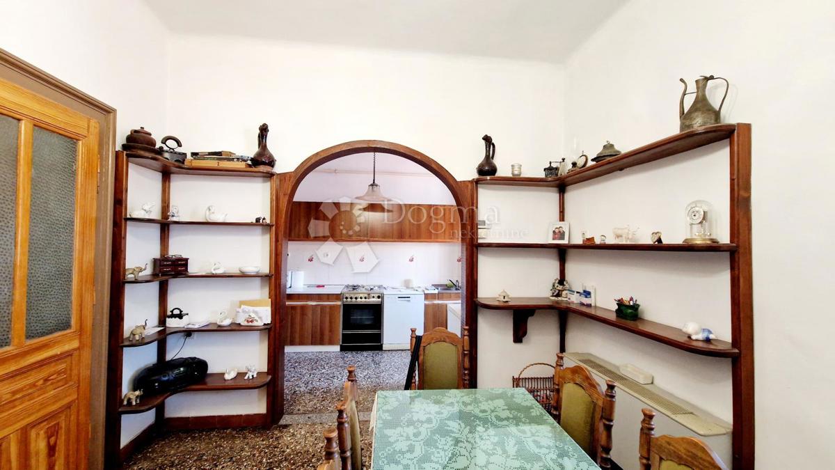 Appartamento con due ingressi - Il vostro ufficio accanto all'appartamento nel centro di Pola