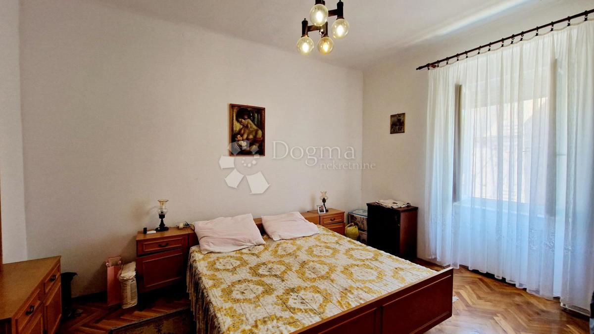 Appartamento con due ingressi - Il vostro ufficio accanto all'appartamento nel centro di Pola