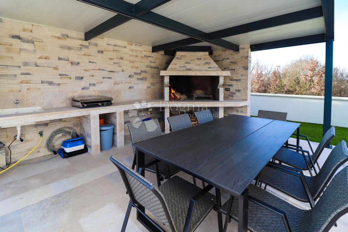 VILLA MODERNA CON PISCINA, ISTRIA - SVETI LOVREC