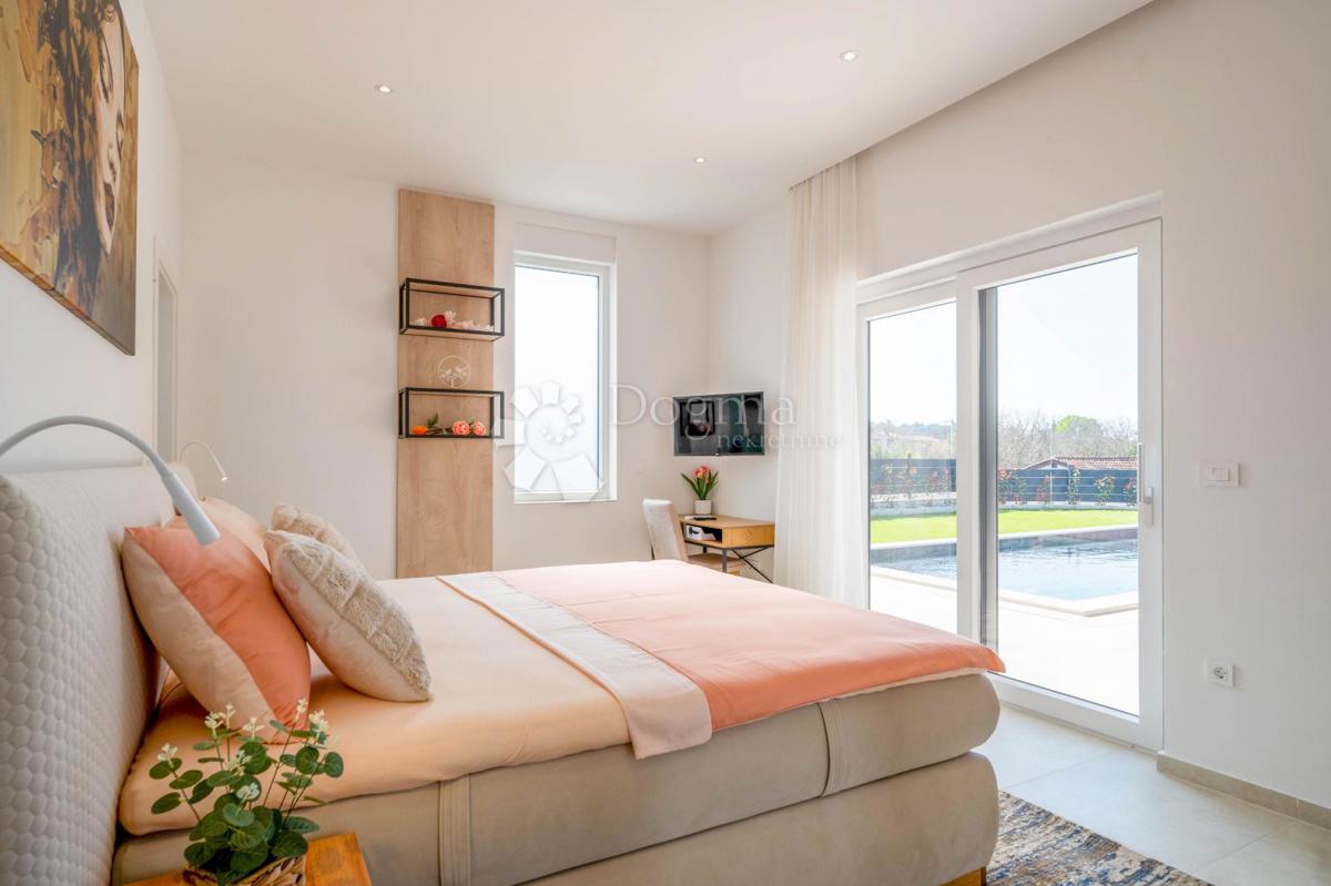 VILLA MODERNA CON PISCINA, ISTRIA - SVETI LOVREC