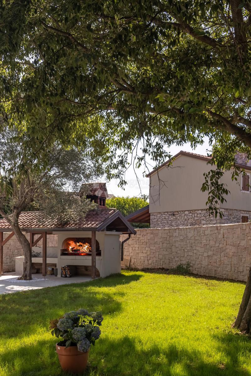 Moderna casa indipendente con piscina